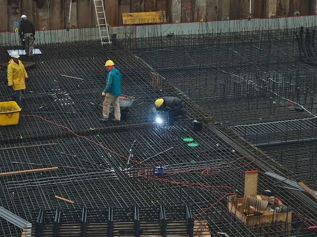 Chantier de travaux industriels : ferraillage et interventions sur site